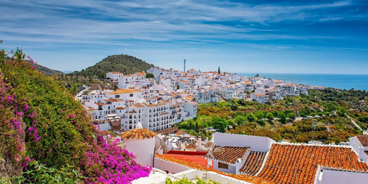 Pueblo blanco de Frigiliana con buganvillas