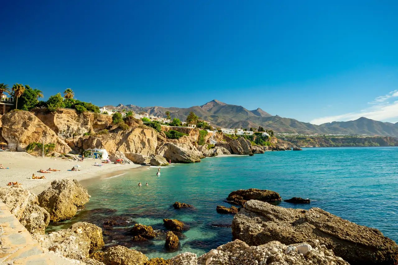 Cala de Nerja con aguas turquesas y acantilados