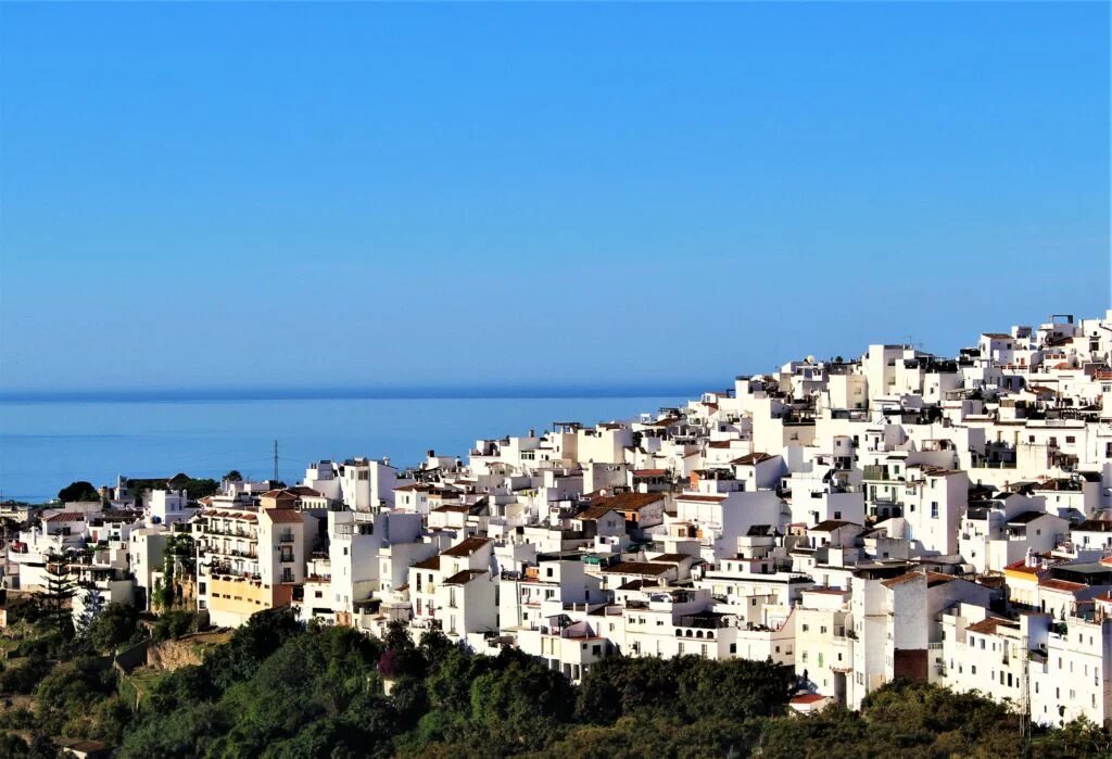 Pueblo blanco de Torrox sobre el mar
